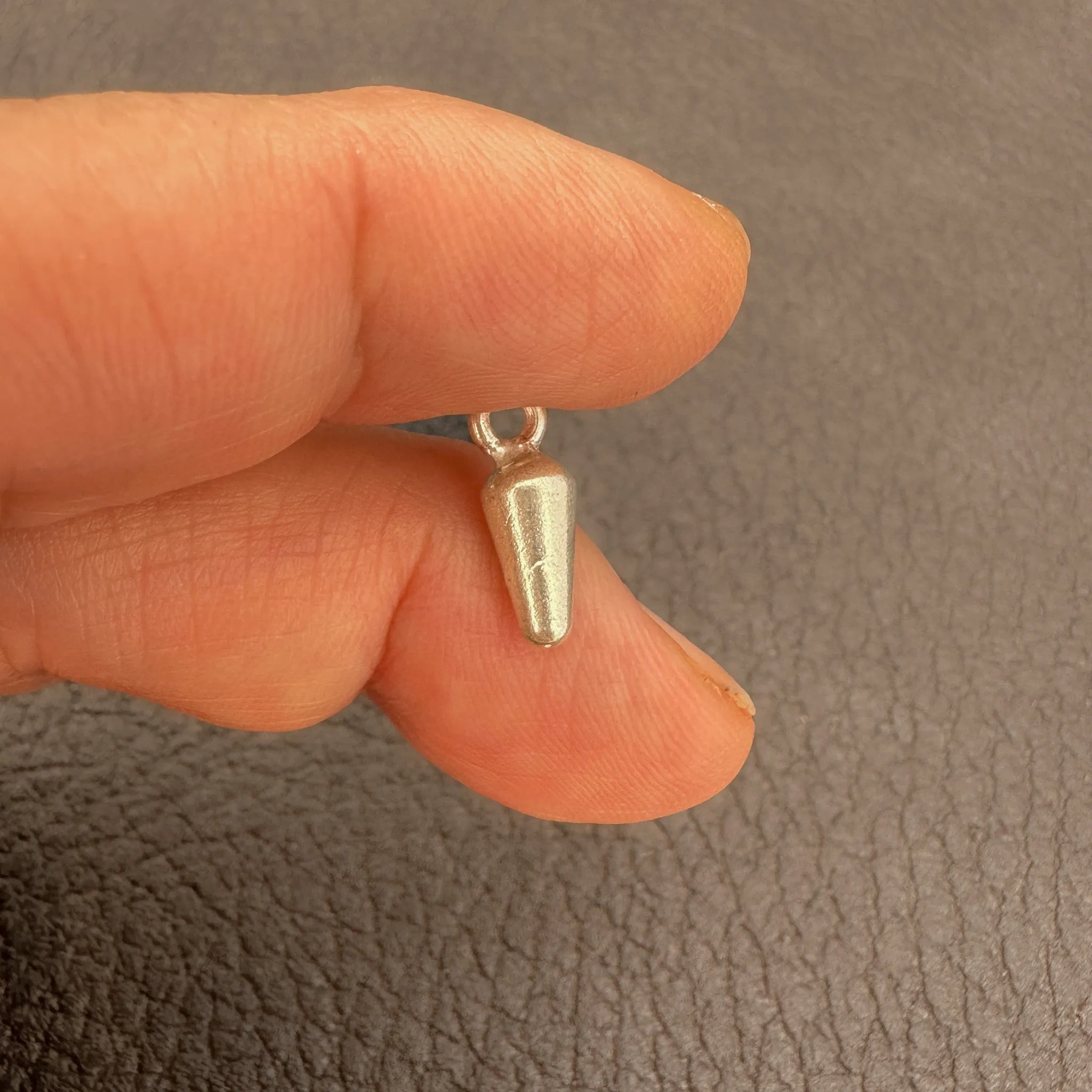 Carrot-Shaped Heavyweight Sterling Silver Drop Charm - 1 piece (M1992)